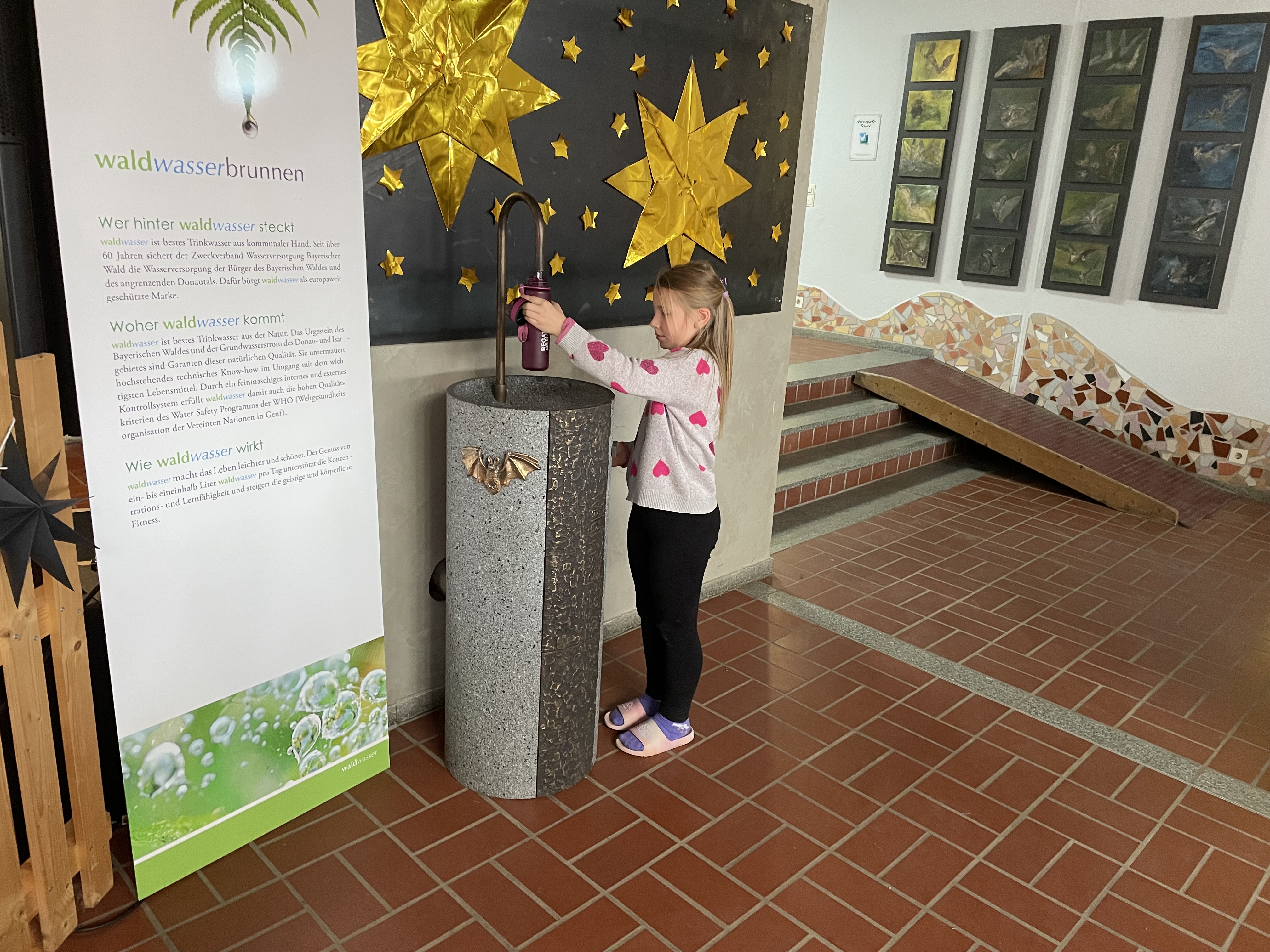 Waldwasserbrunnen zieht in die Aula ein